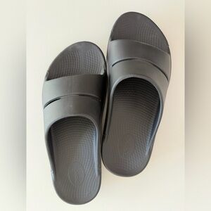 OOFOS Black Sandals Men’s or Women’s